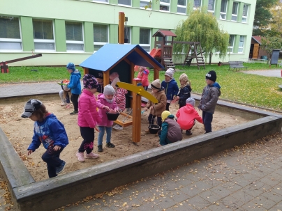 Hry s pískem - nový prvek na školní zahradě